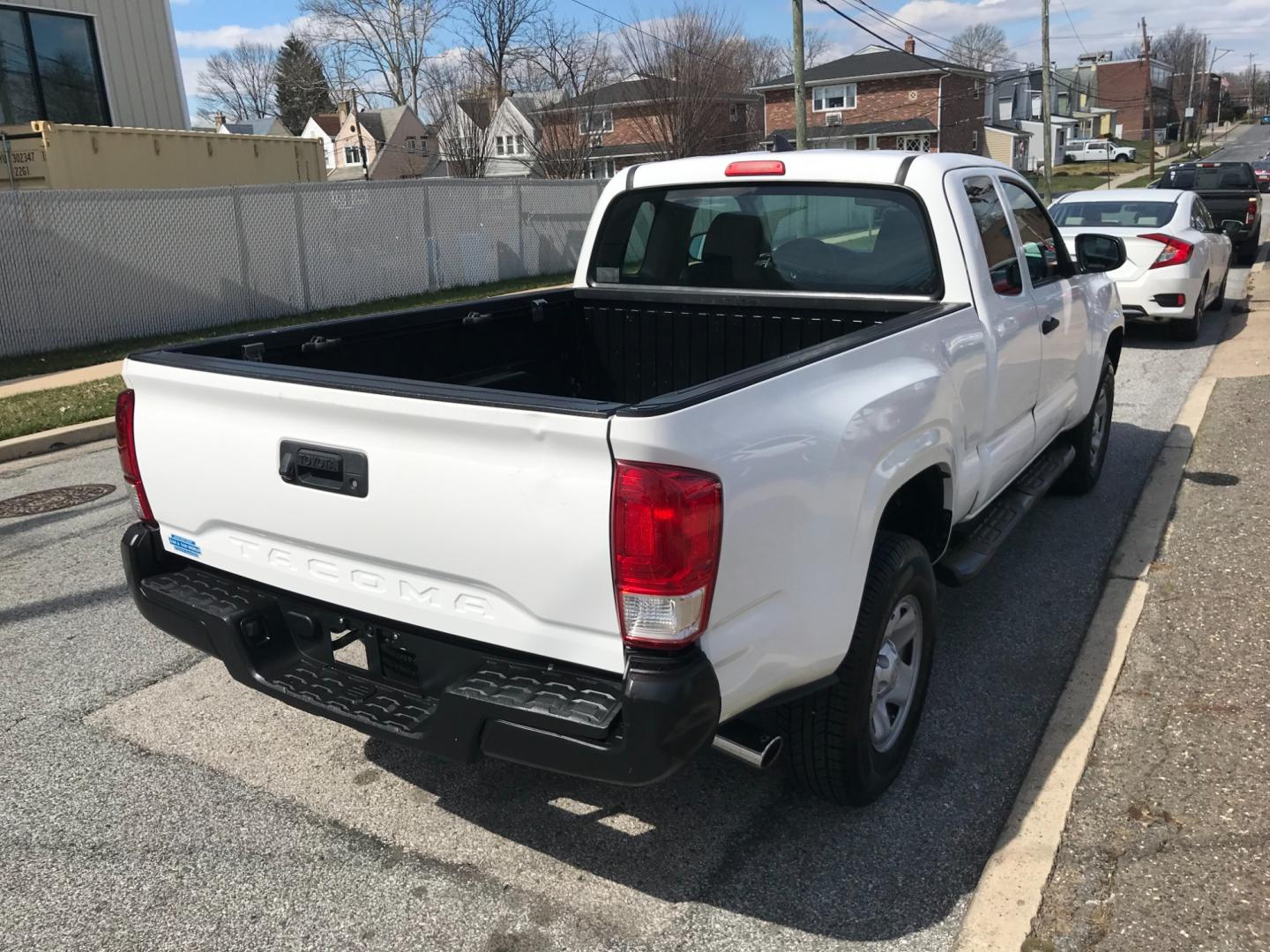 2016 White /Gray Toyota Tacoma SR5 (5TFRX5GN1GX) with an 2.7 V4 engine, Automatic transmission, located at 577 Chester Pike, Prospect Park, PA, 19076, (610) 237-1015, 39.886154, -75.302338 - Photo#4